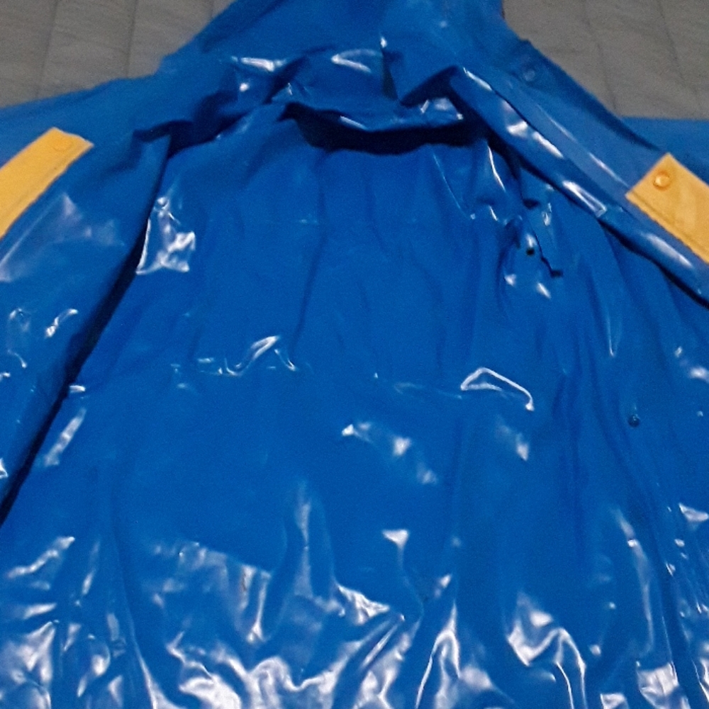Raincoat - Picture 7 of 8